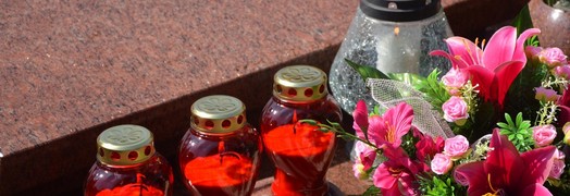 Składanie kwiatów i zapalenie znicza w kulturze polskiej jest świadectwem pamięci o zmarłych
